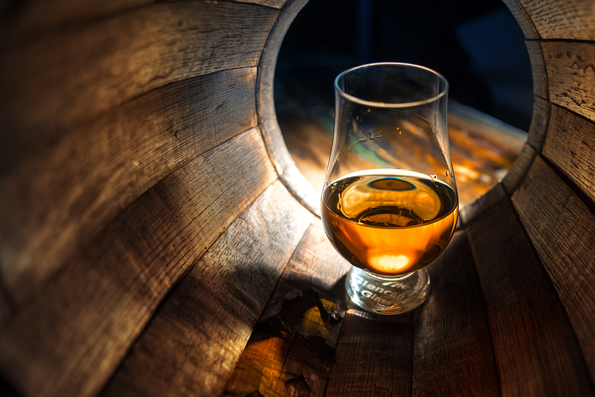 Whisky e legni: l'influenza della maturazione sul profilo aromatico